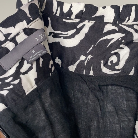 Forever 21 Black & White Floral Skirt with Pockets - Picture 4 of 7